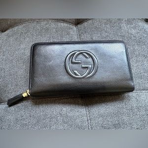 GUCCI
Soho Interlocking G Logo Continental Wallet